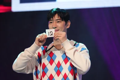 ステージで抽選を実施