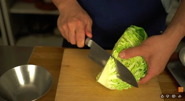 キャベツ1/4個（250〜300g）の根元を落と