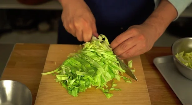 キャベツの軸が太い部分は、5mm幅くらいに切る