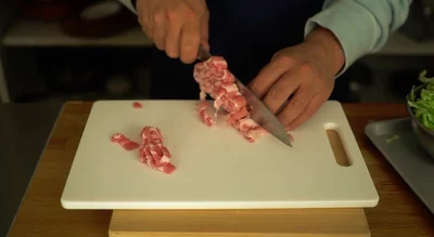 豚バラ薄切り100gを1cm幅に切る