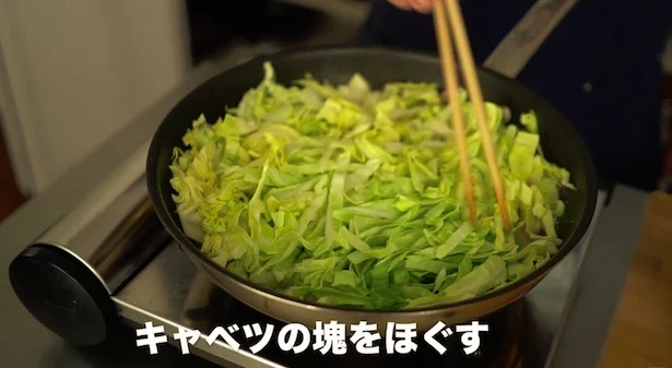 葉が重なっている部分をほぐす