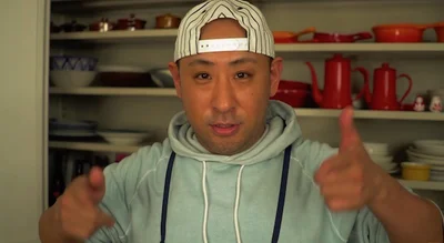 卵を広げる→少し混ぜる→トッピングを入れる→具を入れる→オムライスのように包む、という一連の動きになる