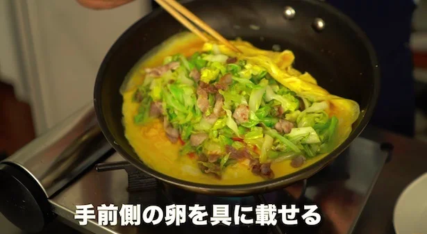 手前側の卵を具にのせる