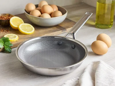 なぜ世界中で人気なの？グリーンパンのフライパンが愛されるわけ。