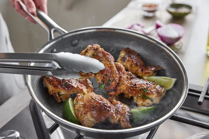 ムラなく熱が伝わり、失敗しにくい。IHを含む、すべての熱源に対応。