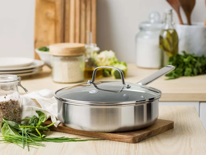 キッチンに映える洗練されたデザインは、出しっぱなしにしていても、絵になる。