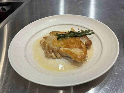 表面こんがり、中はジューシー。シンプルなチキンソテーもワンランク上の仕上がりに。