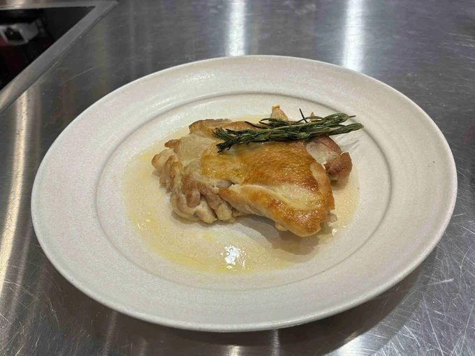 表面こんがり、中はジューシー。シンプルなチキンソテーもワンランク上の仕上がりに。