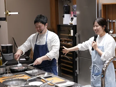 「PFASフリーのセラミックコーティングという安心感があるから、グリーンパンを手に取る」と話す、ぐっち夫婦。