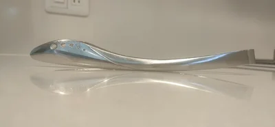 つかむところが反ったトングなら調理中に小皿などに置く必要がなく、洗いものが減らせる