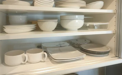 食器棚の棚板の間隔は広めにとると奥のものが出しやすい