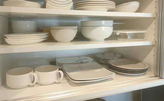 食器棚の棚板の間隔は広めにとると奥のものが出しやすい