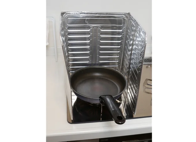 油がはねる料理をするときは、一口タイプのアルミガードでフライパンを囲む