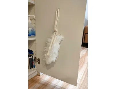 よく使うハンディワイパーは各部屋の収納扉裏などに吊しておくのがおすすめ