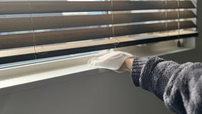 手袋をつけたまま窓枠をなぞってついでのホコリ取りも楽々　▶ここもついでに