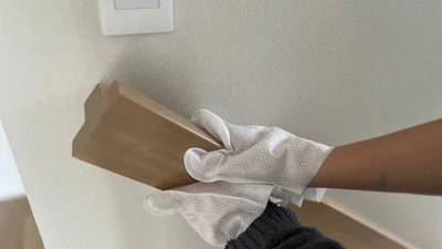 雑巾などだと拭き取りにくい手すりの溝なども　▶細かいところも