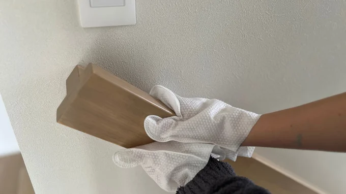 雑巾などだと拭き取りにくい手すりの溝なども　▶細かいところも