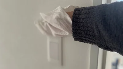 ミトン型なので、指の動きに合わせて掃除できる　