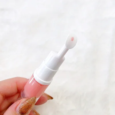 リップ用に先の楕円タイプをチョイス　▶プッシュするとこんな風に