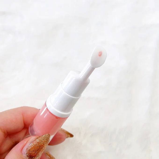 リップ用に先の楕円タイプをチョイス ▶プッシュするとこんな風に