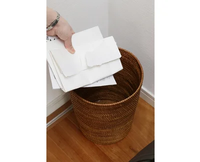 玄関～リビングの入り口の間に、ゴミ箱＋ハサミのセットを置いて、書類はその場で開封。いらない封筒などはゴミ箱に