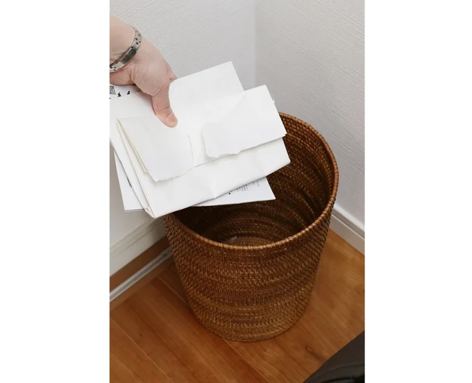 玄関～リビングの入り口の間に、ゴミ箱＋ハサミのセットを置いて、書類はその場で開封。いらない封筒などはゴミ箱に