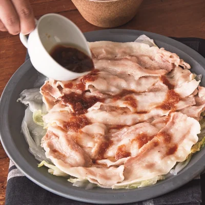 香味野菜たっぷりのたれでいくらでも食べられる「豚肉と白菜のレンジ蒸し」