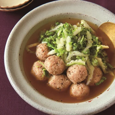 白菜の外葉は肉だんごと煮込んで、栄養たっぷりのスープごと味わう!「白菜と肉だんごのスープ煮」[STRONG]