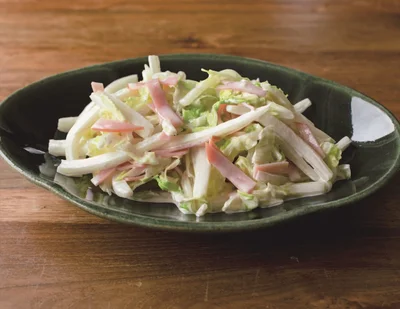 白菜の葉と軸、それぞれの食感を楽しめる「白菜コールスロー」
