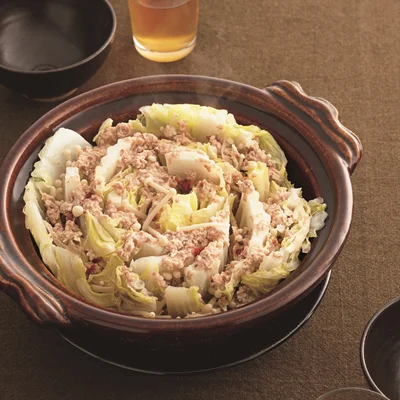 ひき肉だれを白菜にかけて蒸し煮にした「白菜のとり梅蒸し鍋」