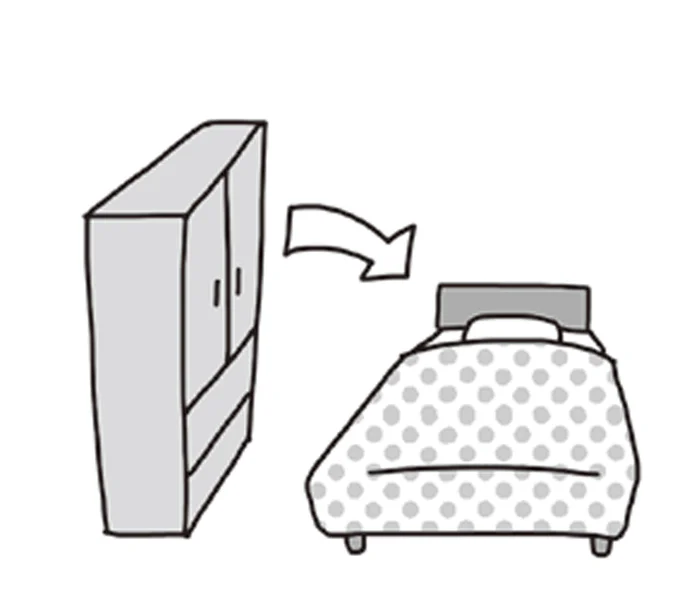 ベッドと背の高い家具が向かい合わせ