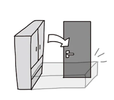 家具が倒れた時に部屋の扉をふさぐ位置にある