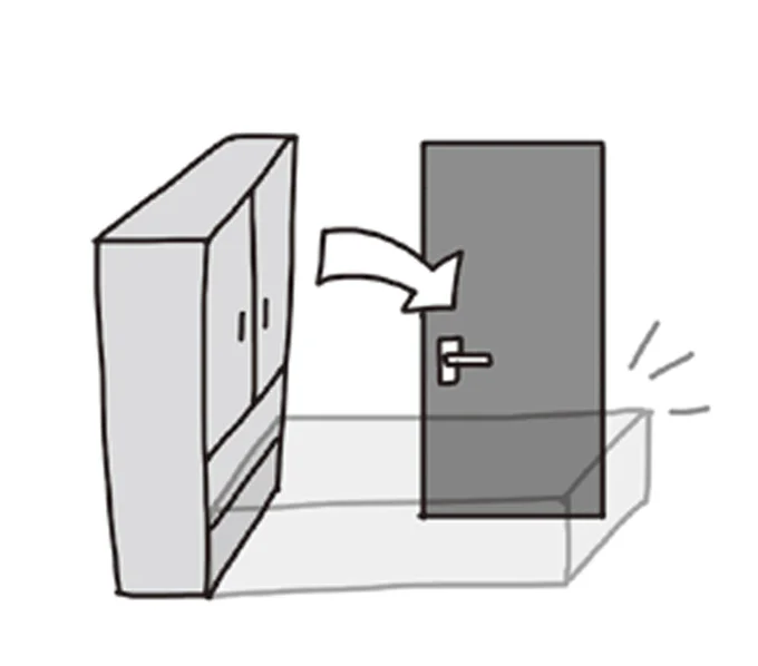 家具が倒れた時に部屋の扉をふさぐ位置にある