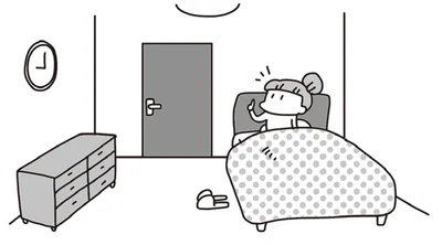 背が低い家具しかない、寝室のベッドの上