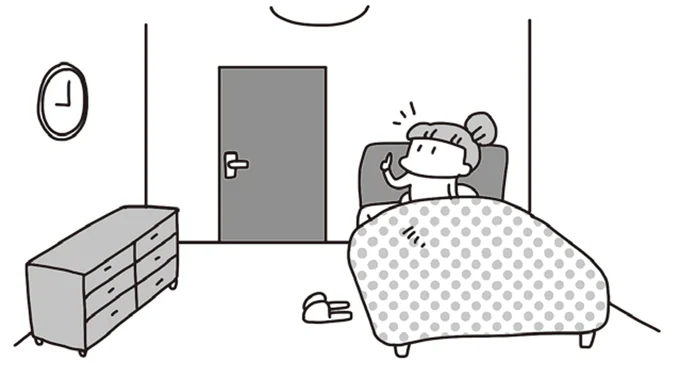 背が低い家具しかない、寝室のベッドの上