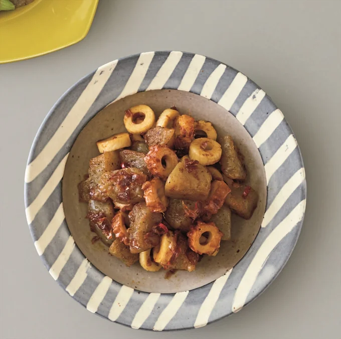 おかかでうまみを加えたご飯によく合う味わい「こんにゃくとちくわのおかか炒め」