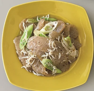 ごま油でこんがり炒めて風味豊かな仕上がりに「こんにゃくのねぎ塩しらす炒め」