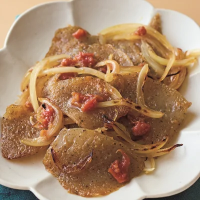 こんにゃくは面を大きく切り、食べごたえをアップ！「こんにゃくの梅しょうが焼き」