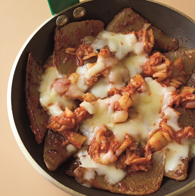 とろりとしたチーズとピリ辛キムチでやみつき味「こんにゃくの韓国風チーズ焼き」