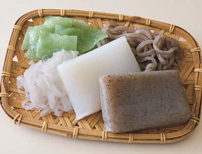 板こんにゃく(右下、中央)、しらたき(左下)、つきこんにゃく（右上）刺し身こんにゃく（左上）