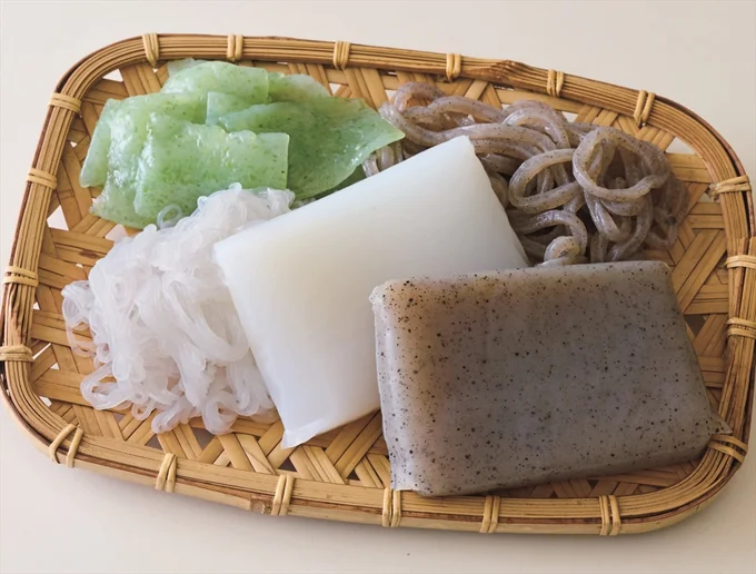板こんにゃく(右下、中央)、しらたき(左下)、つきこんにゃく（右上）刺し身こんにゃく（左上）