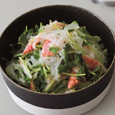 かにかまを加えてうまみも彩りも抜群に！「しらたきと豆苗のナムル」