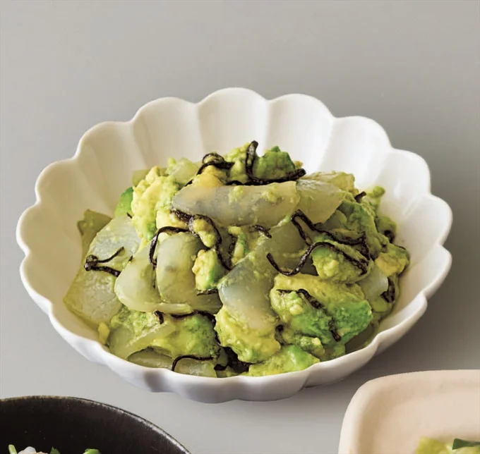 アボカド&オリーブ油でまろやかな仕上がりに「こんにゃくとアボカドの塩昆布あえ」