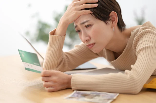 「金の価格がこんなに上がるとは…」40〜60代女性が過去の自分に伝えたい、お金にまつわる“痛恨のミス”