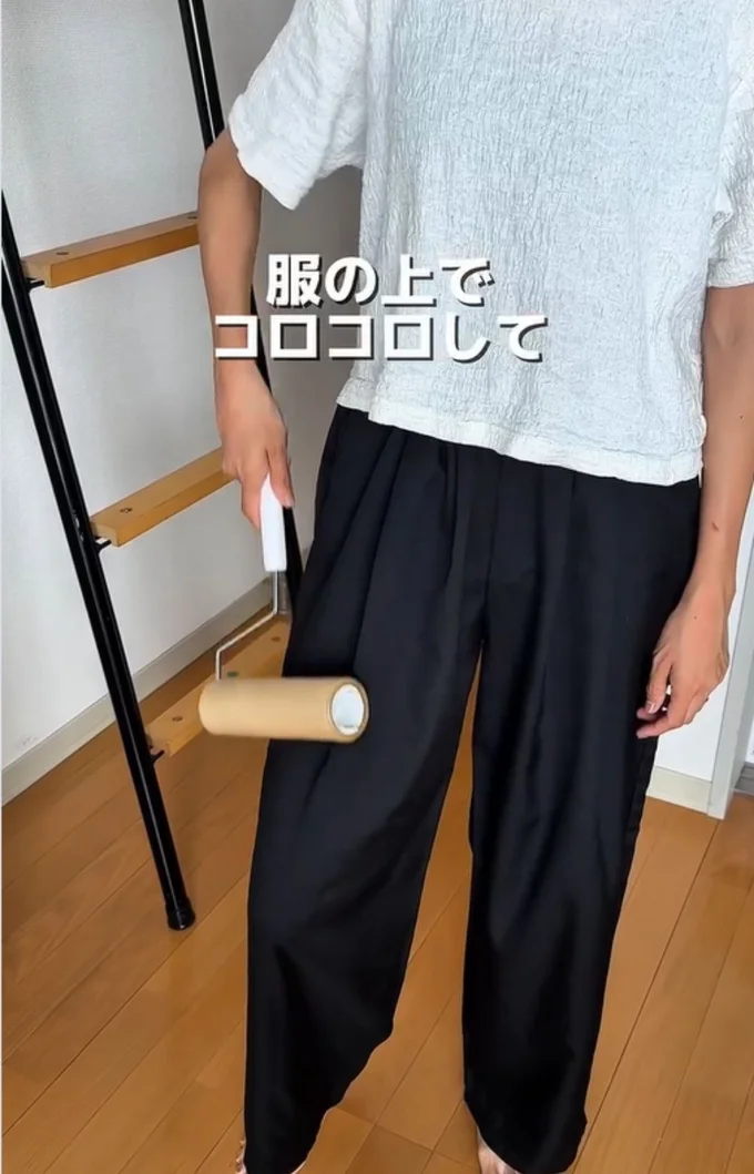洋服の上で粘着クリーナーを何度か転がす▶粘着力を弱めたところで…（⇒次へ）