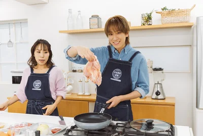 鶏肉は切らずにフライパンへ！