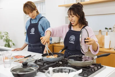 焼き色が付いたらフライパンの中で鶏肉をカット