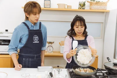 鶏肉に火が通ったらご飯を加えて味付け