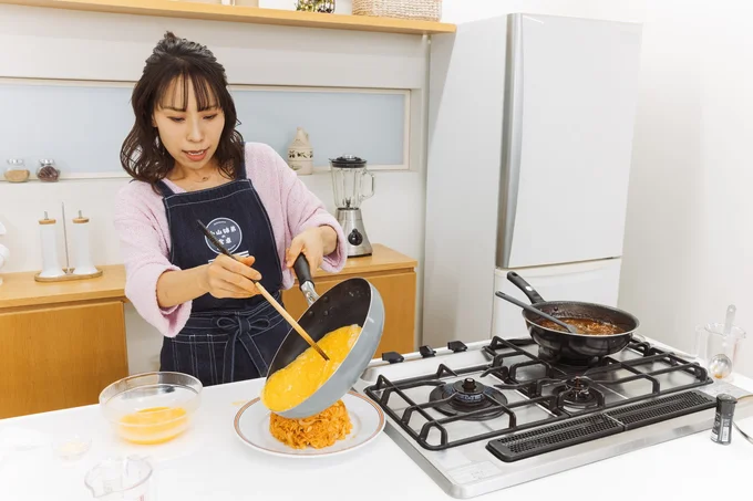 卵の表面が半熟のうちにご飯と合わせます