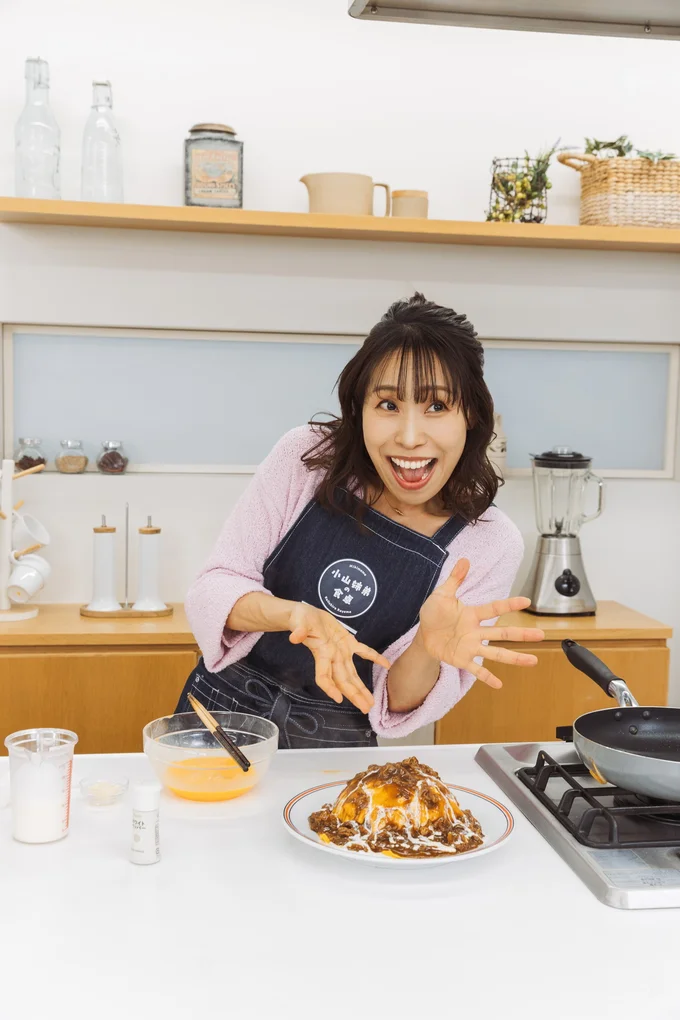 デミグラスソース＆生クリームをかけて完成！